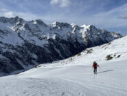 In salita, Valle Argentera sullo sfondo  (foto M. Bourcet)