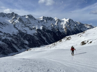 In salita, Valle Argentera sullo sfondo  (foto M. Bourcet)
