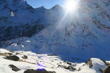 sopra l'alpeggio la neve non è abbondante ma si passa abbastanza bene