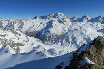 il versante di salita con il Gran Paradiso sullo sfondo