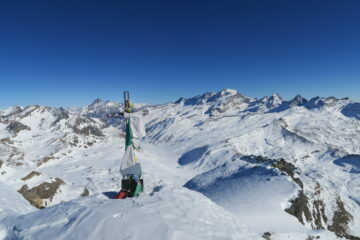panorama verso il vallone del Nivolet con Grivola e Gran Paradiso sullo sfondo