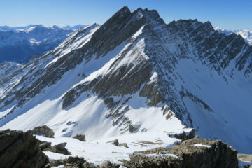 vista verso la Grande Rochere dalla cima, in basso il colle