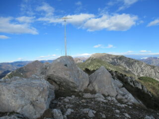 Cima Longoira (m.1154) e a dx il Monte Grammondo
