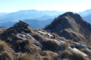 In cima alla Rocca, sullo sfondo il Tagliarè