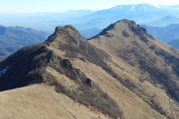 A sx il colle della Gorgia, poi in ordine La Rocciaia, Rocche Calera e Tagliarè