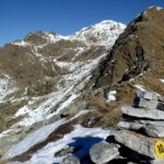 Ometto di vetta con il Monfandì sullo sfondo.