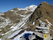 Ometto di vetta con il Monfandì sullo sfondo.