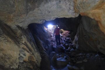 Si entra nella grotta