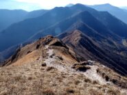 Dall'anticima Sud la lunga dorsale che scende alla Croce di Pezzolo.