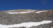Il detritico pendio sotto la cima