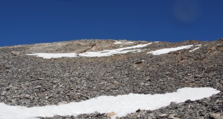 Il detritico pendio sotto la cima
