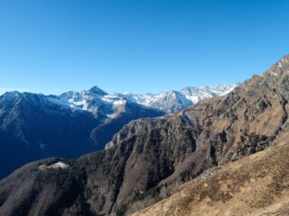 Pizzo Ton e, appena a destra, il Monte Rosa