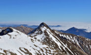Dalla vetta vista sul vicino Pizzo d'Ormea,mare di nuvole all'orizzonte