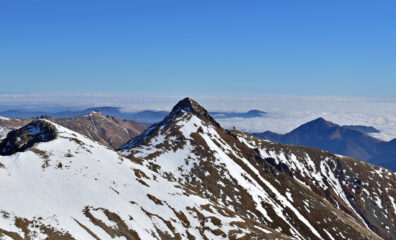 Dalla vetta vista sul vicino Pizzo d'Ormea,mare di nuvole all'orizzonte