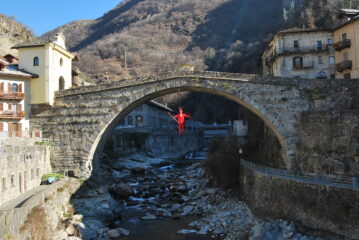 Al Ponte del Diavolo è presente il suo protagonista