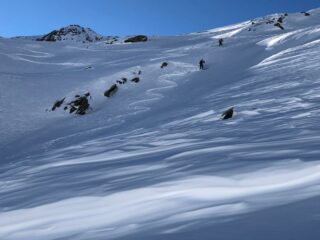 a occhio si distingue bene la crosta da vento  (a dx delle curve) dalla striscia di farina di fianco