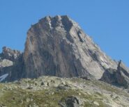 A destra, al sole, la parete Sud