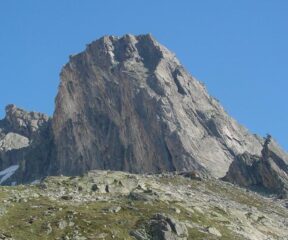 A destra, al sole, la parete Sud