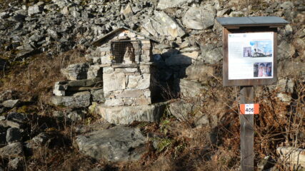 piloni con indicazioni santuari