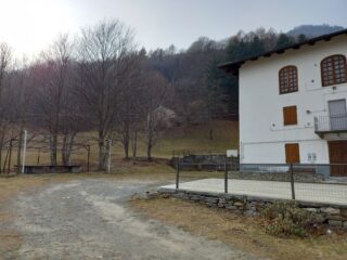 Inizio sentiero (sulla sx dell'edificio)