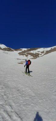 Canalone di salita, al centro la punta del grand argentier