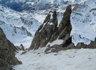 Bel pinnacolo roccioso nella prima parte del canale