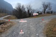 Il trivio passato Reclou: la palina è a terra, il percorso continua sul sentiero che scende dagli scalini ignorando le sterrate