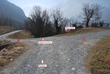 Il trivio passato Reclou: la palina è a terra, il percorso continua sul sentiero che scende dagli scalini ignorando le sterrate