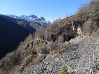 sentiero per le cave con le rocche Pergo sullo sfondo