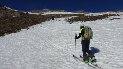 Sotto la cima, poca neve
