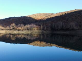 Monte Gasparella si riflette nel lago