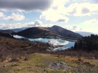 Lago di Giacopiane e Bregaceto salendo al Monte Gasparella