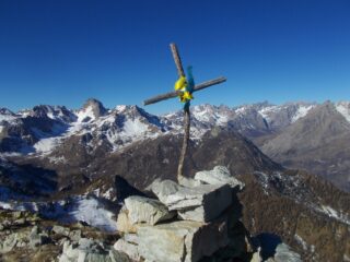 la croce artigianale  sulla cima 
