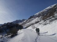 si prosegue sulla strada 