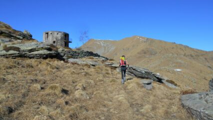 Sulla cresta verso le Grange Frigerola, con il curioso edificio/bunker cilindrico