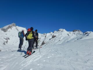 A metà salita, in centro il Gr. Creton.
