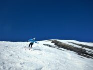 Poco sotto la cima.