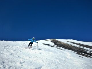 Poco sotto la cima.