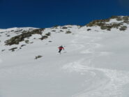 bella discesa su neve farinosa pressata e ben sciabile