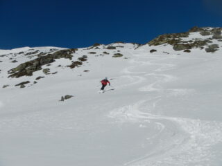 bella discesa su neve farinosa pressata e ben sciabile