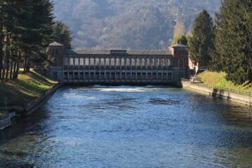 Immagine sempre di notevole effetto ed impatto: l’edificio di presa del Canale Cavour a Chivasso visto dal ponte che porta alla centrale