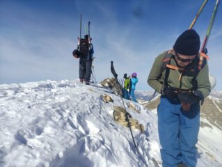 Il gruppo con guida , percorre cresta 