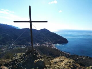 Levanto dalla cima del Monte Rossola