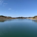 Il lago di Giacopiane dalla diga principale, si nota in alto la diga secondaria