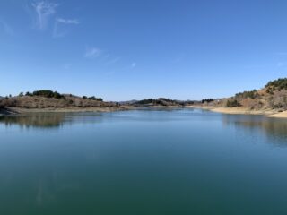 Il lago di Giacopiane dalla diga principale, si nota in alto la diga secondaria