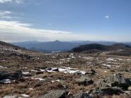 Il lago Giacopiane dalla sella tra la cima centrale dell'Aiona e quella sud 