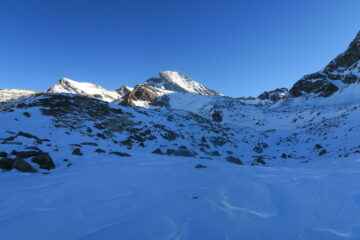 poca neve spazzata dal vento nel vallone per il passo dei Cappuccini