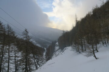 piccola schiarita salendo verso il tunnel