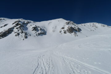 al centro il pendio ancora intonso
