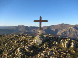Monte Acuto (m.747) con dietro il Carmo a dx e la Rocca a sx